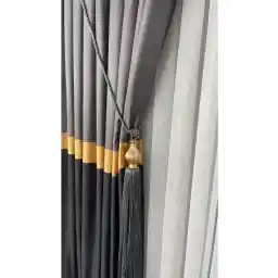 پس زمینه پنل یوکا آد پرده خاکستری آنتراسیت طلایی راه راه تک بال با طرح ژاکارد براق چین دار نزدیک