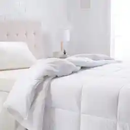 Amazon Basics Down Alternative Bedding Comforter Duvet Insert - Full / Queen, White, All-Season