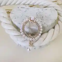 گل سینه گرد با آویز مروارید طلایی تیسا اکسسوری